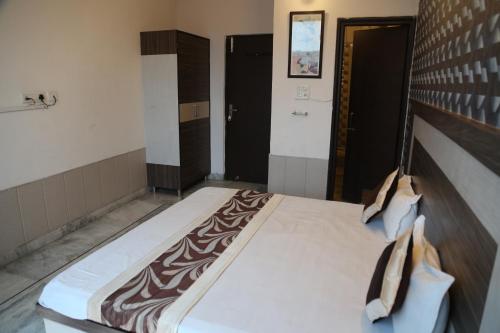 a large bed in a room with at Time Square Guest House in Jalandhar