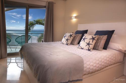 1 dormitorio con 1 cama y vistas al océano en La Ola, en Tazacorte