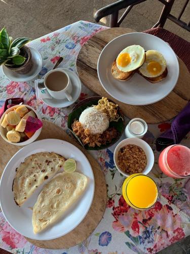un tavolo con piatti di uova, pane e caffè di Coral View Villas ad Amed