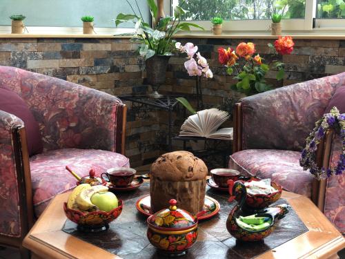 une table avec des bols de nourriture en haut dans l'établissement SOL'ANGE Maison d'Hotes, à Clamart