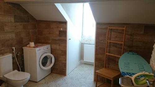 La salle de bains est pourvue de toilettes et d'un lave-linge. dans l'établissement SOL'ANGE Maison d'Hotes, à Clamart