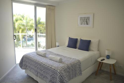 Säng eller sängar i ett rum på Seachange Coolum Beach