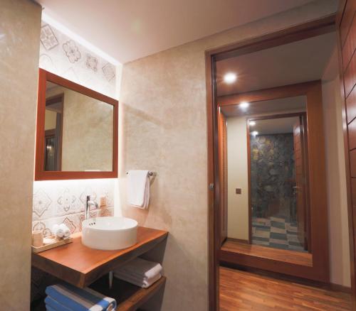 ein Badezimmer mit Waschbecken und Spiegel in der Unterkunft Villa Niketan Sanur - Three bedroom, Sanur, Near Icon Mall, Harbor in Sanur