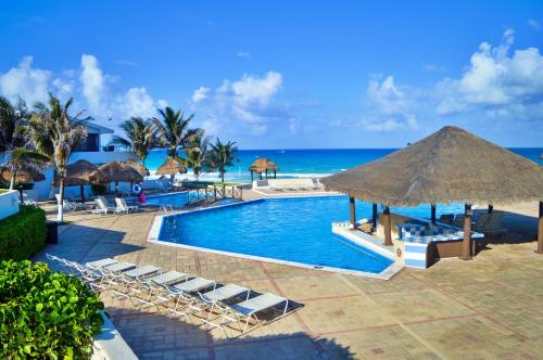 Der Swimmingpool an oder in der Nähe von Brisas Beachfront Penthouses