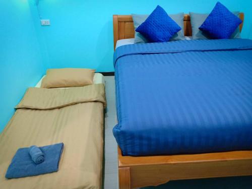 two beds next to each other in a bedroom at Siri Guesthouse in Phra Nakhon Si Ayutthaya