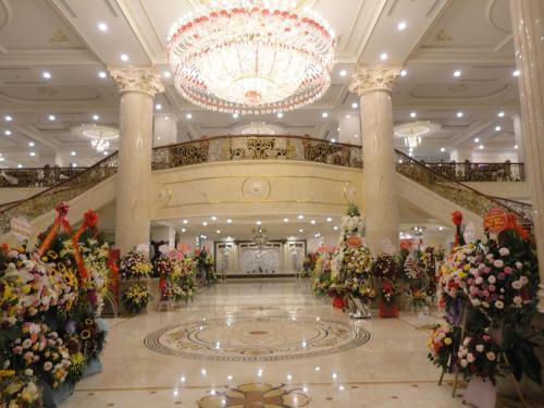 a large lobby with flowers and a chandelier at Hoang Nham Luxury Hotel in Ta Lan Than