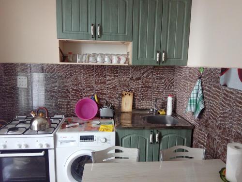 A cozinha ou kitchenette de Apartment Khimshiashvili 9