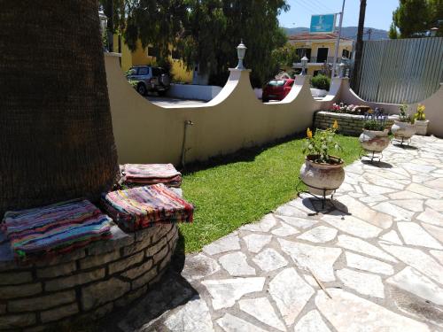 a backyard with a brick wall and a tree at George House in Lygia