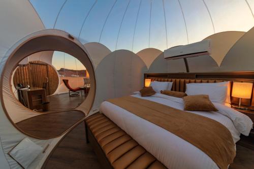 Posteľ alebo postele v izbe v ubytovaní Wadi Rum Bubble Luxotel