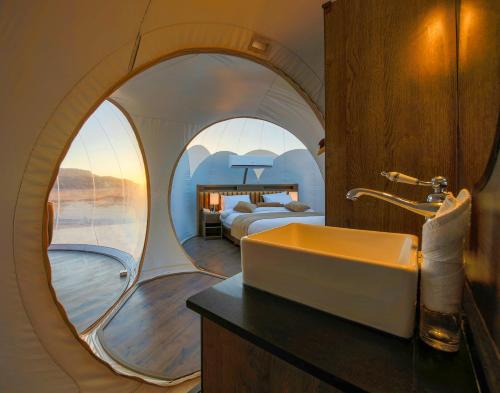 Llit o llits en una habitació de Wadi Rum Bubble Luxotel