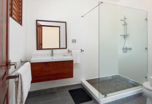 y baño con lavabo y ducha. en Hotel Bocaino en Yuma
