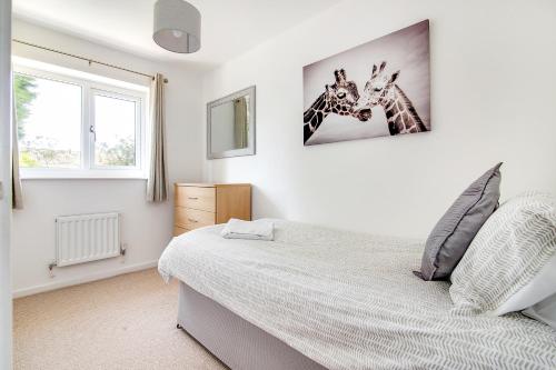 een slaapkamer met een bed en twee giraffen aan de muur bij Westmorland House in Tamworth