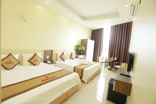 Un pat sau paturi într-o cameră la Anova 2 Hotel