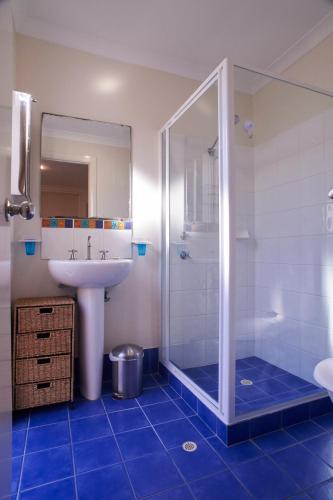 a bathroom with a sink and a shower at Golf and Beach Retreat in Albany