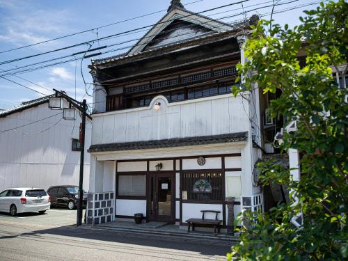 a building with a bench in front of it at 内子の宿 こころ in Uchiko