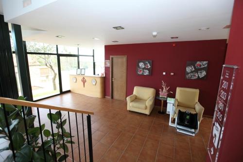 a waiting room with two chairs and a table at Hotel Amenal in Amenal