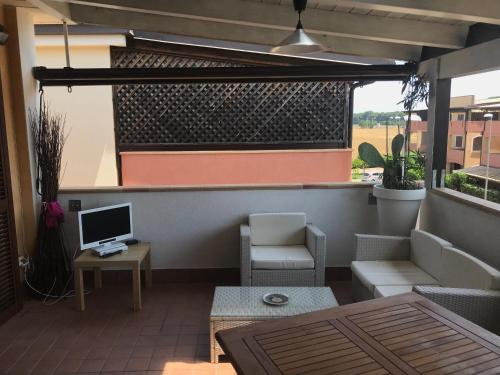 patio z kanapą, biurkiem i komputerem w obiekcie Blu Village 2 (MT) w mieście Marina di Pisticci