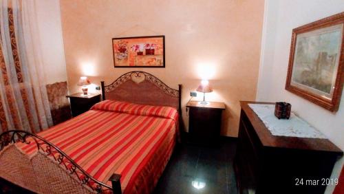 una camera d'albergo con un letto e due comodini di Villa Apollonius Arenella Siracusa ad Arenella