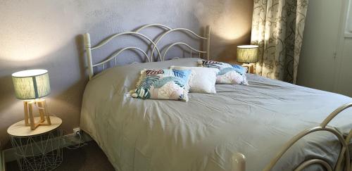 Cama o camas de una habitación en Cosy Er Lann Gîte Cèdre