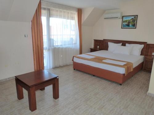 Ένα ή περισσότερα κρεβάτια σε δωμάτιο στο Hotel Beroe