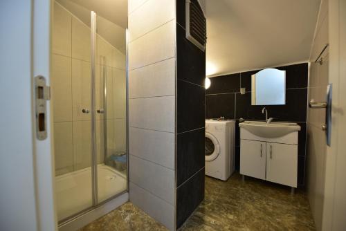 ウズンギョルにあるHirande Uzungölのバスルーム(シャワー、洗面台、トイレ付)