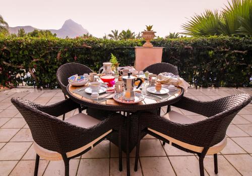 a table with glasses of wine on a patio at Cala Dell'Arena in Macari