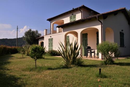 a white house with a table in a yard at Antico Principato di Seborga in Vallebona