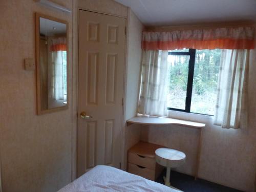 a bedroom with a bed and a window at Domki nad Wartą in Wierzchlas
