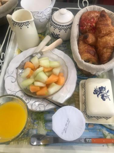 - un plateau de nourriture avec un bol de fruits et de jus dans l'établissement MAS DE LA FADETO, aux Baux-de-Provence