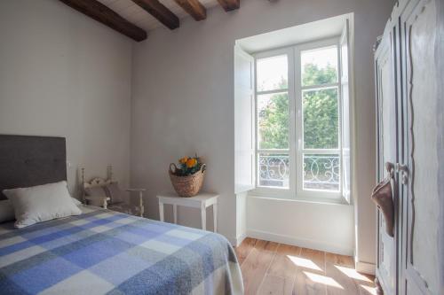 a bedroom with a bed and a window at Posada Seis Leguas in Ríocorvo