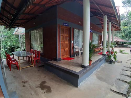 Rõdu või terrass majutusasutuses RAI COTTAGE @ Coorg ,Suntikoppa