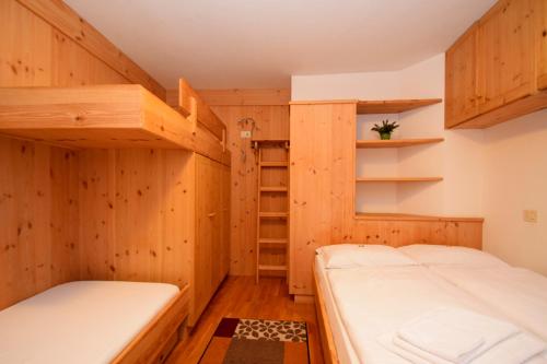 2 beliches num quarto com paredes de madeira em Apartment Sissi em Badia