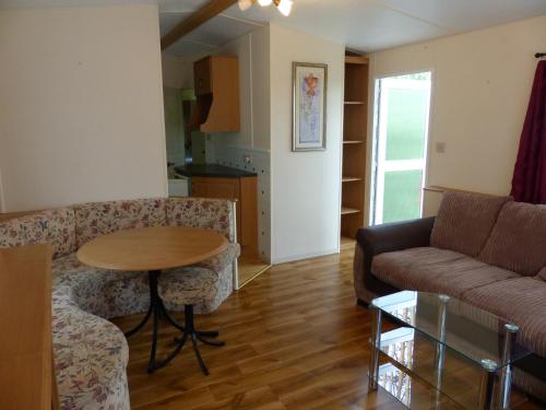 a living room with a couch and a table at Domki nad Wartą in Wierzchlas