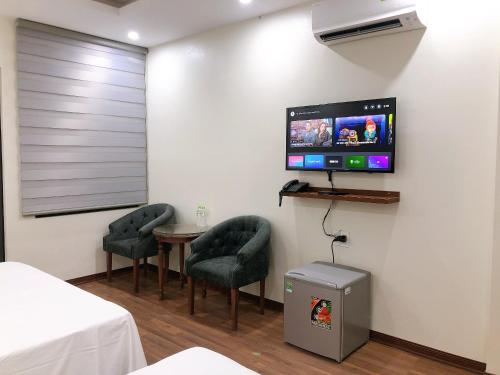 Una televisión o centro de entretenimiento en Gia Quý Hotel