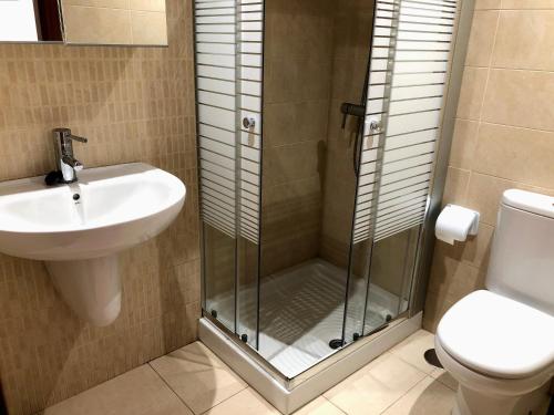 Ένα μπάνιο στο Apartamento con terraza en la Magalona