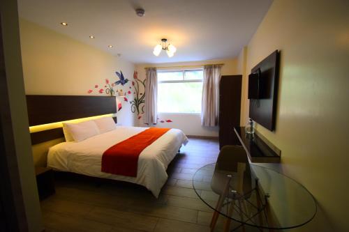 une chambre d'hôtel avec un lit et une fenêtre dans l'établissement Monte Selva Spa Termal, à Baños