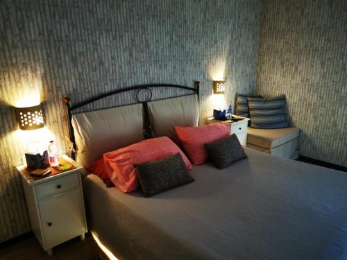 Un dormitorio con una cama grande con almohadas. en MinaVill La Casa Sulle Dolomiti en Fiera di Primiero