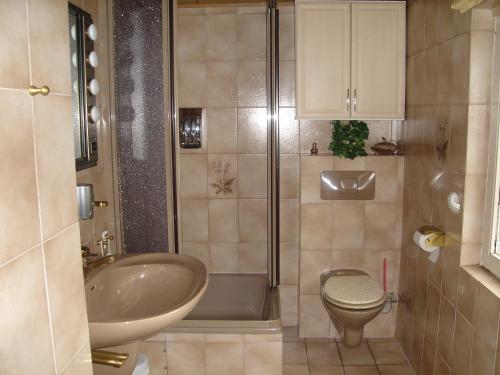 ein Badezimmer mit Badewanne, Waschbecken und Toilette in der Unterkunft Private Room - Messe Nord in Hannover