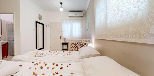 Кровать или кровати в номере Rom HaTayelet