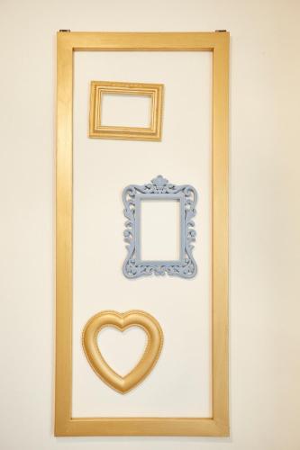a framed picture of a heart on a wall at Il Piccolo Principe Affittacamere in Foligno
