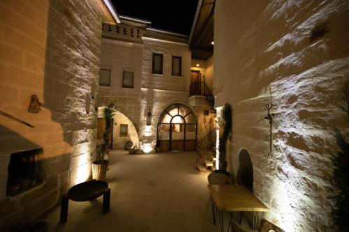 un pasillo de un edificio con bancos y luces en terracota hotel en Nevşehir
