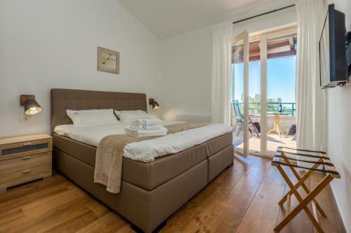 - une chambre avec un lit et une vue sur l'océan dans l'établissement Villa Laura An, à Kaštelir