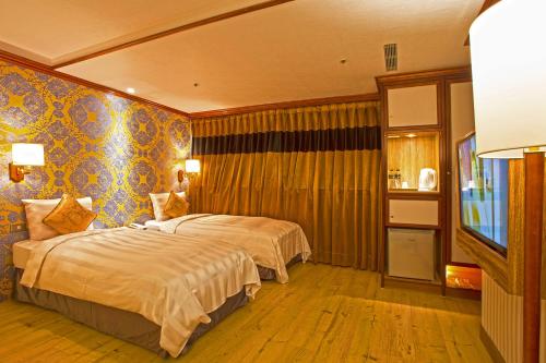 Rúm í herbergi á Silken Hotel
