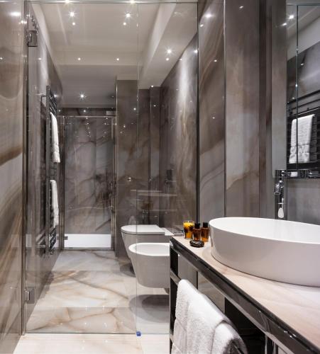 a bathroom with a tub and a sink and a toilet at Residenza Ducato in Venice