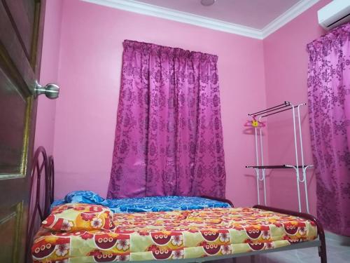 Ένα ή περισσότερα κρεβάτια σε δωμάτιο στο HOMESTAY DAMAI YUSMILA