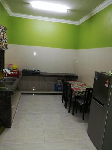 Η κουζίνα ή μικρή κουζίνα στο HOMESTAY DAMAI YUSMILA
