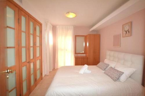 een slaapkamer met een groot wit bed en een raam bij Sweethome26 EILAT Apt with Jaccuzzi / Free Parking in Eilat