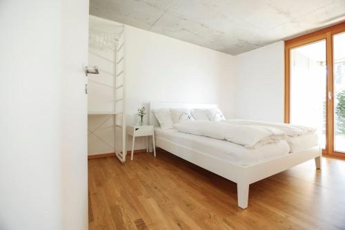 Postel nebo postele na pokoji v ubytování Gartenwohnung in prämierter Wohnanlage