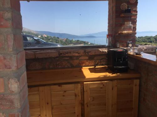a counter with a window in a room with a view at Xuxi Apartments in Lukovë