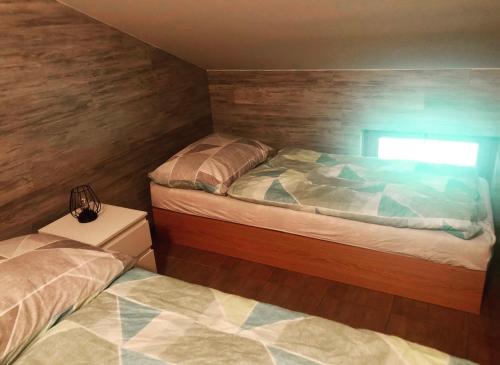 Llit o llits en una habitació de Cihlářka - horský apartmán